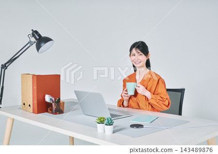 工作在書桌的一名婦女 工作在書桌的一名婦女 143489876