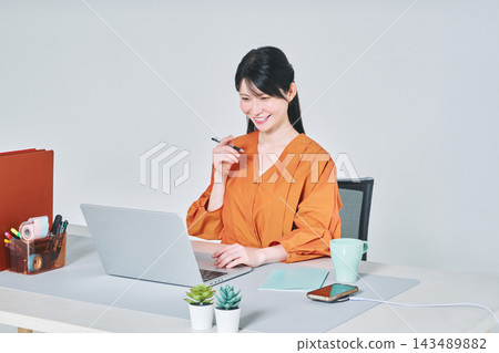 工作在書桌的一名婦女 工作在書桌的一名婦女 143489882