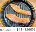 用微波爐烹調的鮭魚 143489954