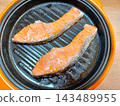 用微波爐烹調的鮭魚 143489955