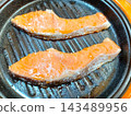 用微波爐烹調的鮭魚 143489956