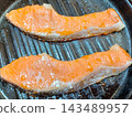 用微波爐烹調的鮭魚 143489957