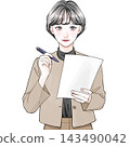 一名女士正在檢查文件 143490042