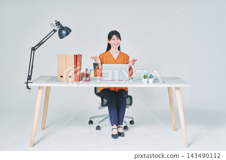 工作在書桌的一名婦女 工作在書桌的一名婦女 143490112