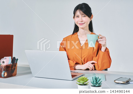 工作在書桌的一名婦女 143490144