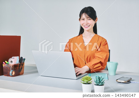 工作在書桌的一名婦女 工作在書桌的一名婦女 143490147
