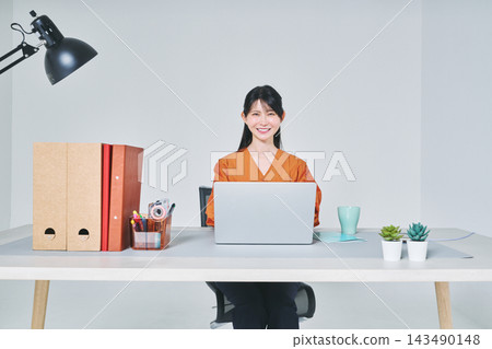 工作在書桌的一名婦女 143490148