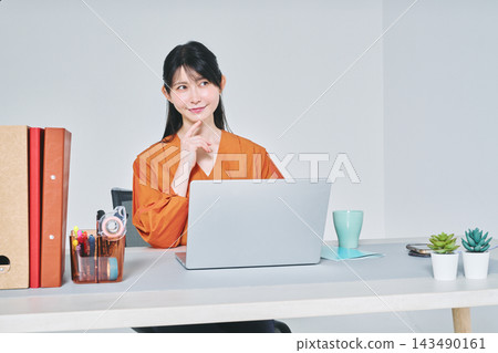 工作在書桌的一名婦女 工作在書桌的一名婦女 143490161