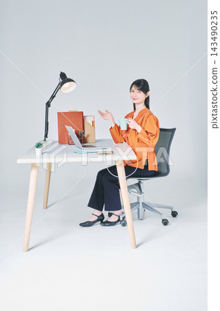 工作在書桌的一名婦女 工作在書桌的一名婦女 143490235