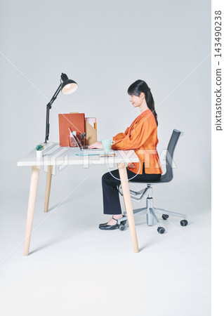 工作在書桌的一名婦女 143490238