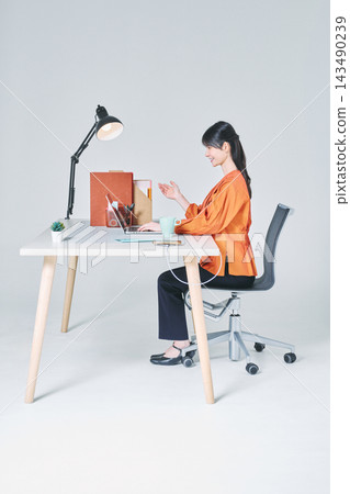 工作在書桌的一名婦女 工作在書桌的一名婦女 143490239