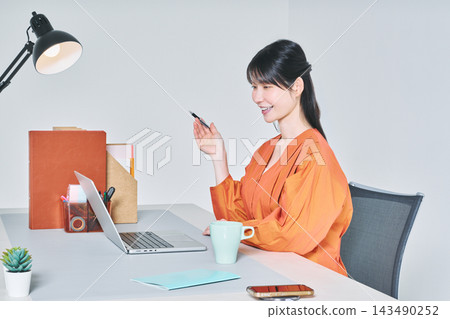 工作在書桌的一名婦女 工作在書桌的一名婦女 143490252