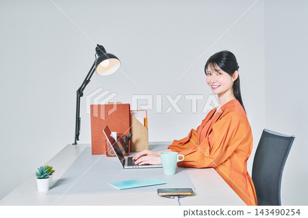 工作在書桌的一名婦女 工作在書桌的一名婦女 143490254