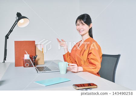 工作在書桌的一名婦女 工作在書桌的一名婦女 143490258