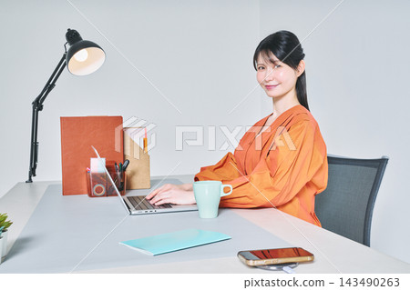 工作在書桌的一名婦女 工作在書桌的一名婦女 143490263