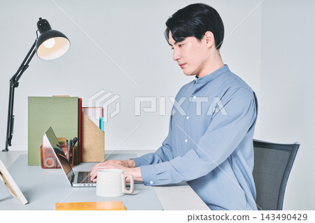 一個人在辦公桌前工作 143490429