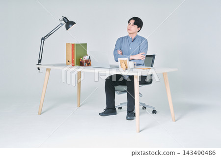 一個人在辦公桌前工作 一個人在辦公桌前工作 143490486