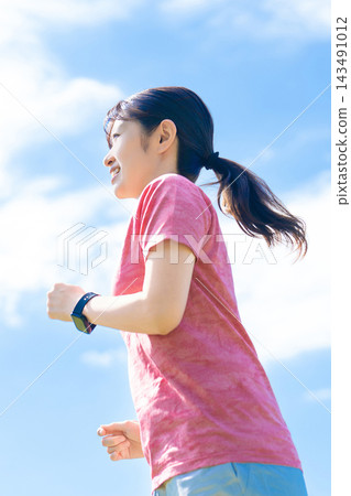 女子跑步-秋季運動 女子跑步-秋季運動 143491012