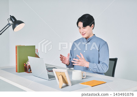 一個人在辦公桌前工作 143491076