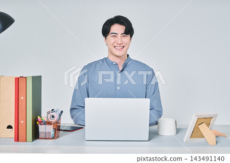 一個人在辦公桌前工作 143491140