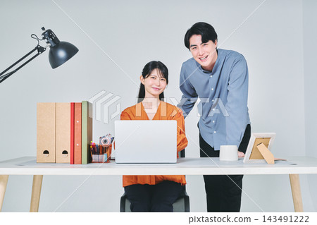 在辦公桌前工作的男男女女 在辦公桌前工作的男男女女 143491222