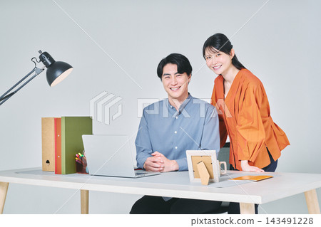 在辦公桌前工作的男男女女 在辦公桌前工作的男男女女 143491228