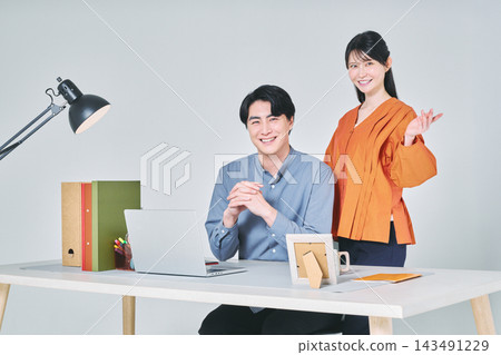 在辦公桌前工作的男男女女 在辦公桌前工作的男男女女 143491229