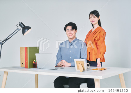 在辦公桌前工作的男男女女 在辦公桌前工作的男男女女 143491230