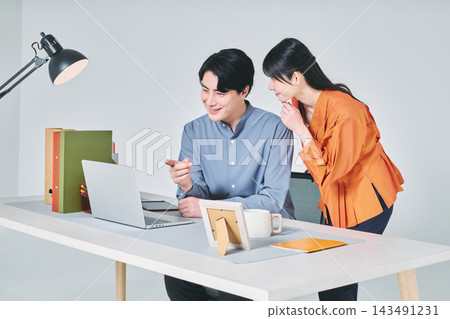 在辦公桌前工作的男男女女 在辦公桌前工作的男男女女 143491231
