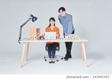 在辦公桌前工作的男男女女 在辦公桌前工作的男男女女 143491347