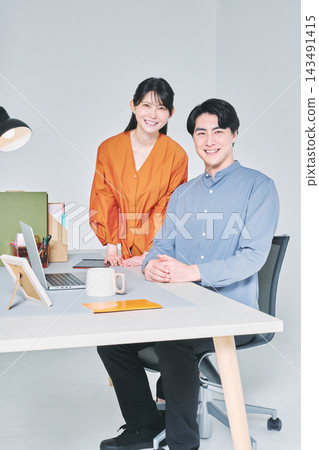在辦公桌前工作的男男女女 在辦公桌前工作的男男女女 143491415