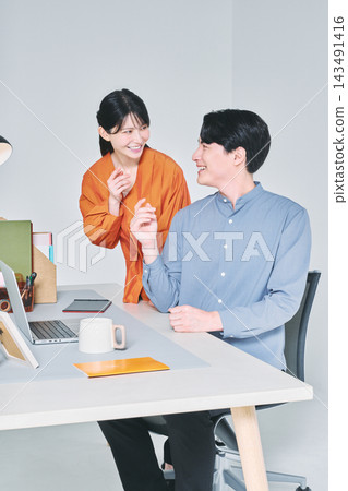 在辦公桌前工作的男男女女 在辦公桌前工作的男男女女 143491416