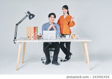 在辦公桌前工作的男男女女 在辦公桌前工作的男男女女 143491434