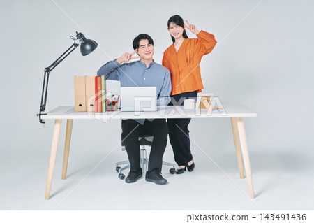 在辦公桌前工作的男男女女 在辦公桌前工作的男男女女 143491436