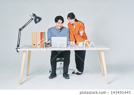 在辦公桌前工作的男男女女 143491445