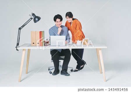 在辦公桌前工作的男男女女 在辦公桌前工作的男男女女 143491456