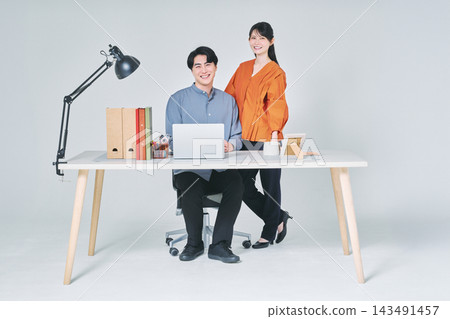 在辦公桌前工作的男男女女 在辦公桌前工作的男男女女 143491457