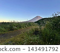 Mount Fuji under a clear autumn morning sky 143491792