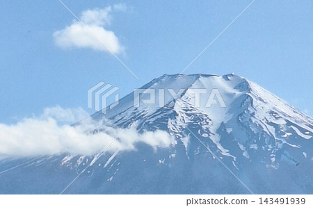 一張富士山的照片,藍天下白雪皚皚。 一張富士山的照片,藍天下白雪皚皚。 143491939
