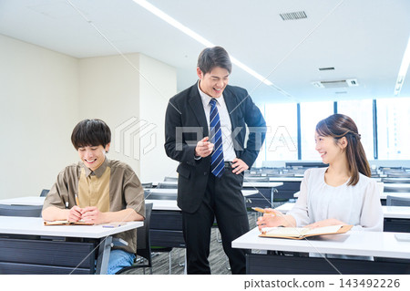 一位年輕的商人正在研討會上接受一位男講師的指導。 143492226