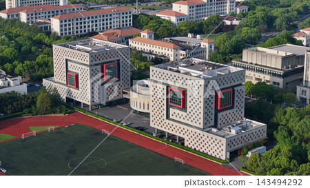 位於上海河畔校園內的貝殼形室內體育館。 位於上海河畔校園內的貝殼形室內體育館。 143494292