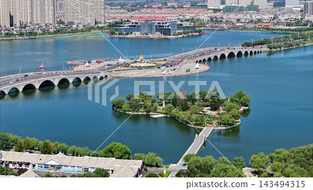 山東省一座城市公園湖泊,湖中有一座綠樹成蔭的小島 山東省一座城市公園湖泊,湖中有一座綠樹成蔭的小島 143494315