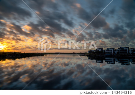 城市水道，壯麗的日落雲影，現代都市 143494316