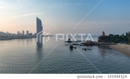 廈門海岸線黎明時分,海岸邊的雕塑群 廈門海岸線黎明時分,海岸邊的雕塑群 143494324