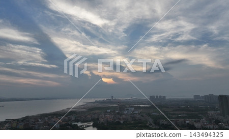 廈門集美區鳥瞰圖-河口大橋與壯麗的天空 廈門集美區鳥瞰圖-河口大橋與壯麗的天空 143494325