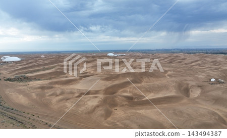 從空中俯瞰內蒙古起伏沙丘間的沙漠豪華露營圓頂帳篷 143494387