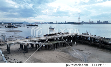 從空中俯瞰廈門工業灣和退潮時殘破的混凝土碼頭。 從空中俯瞰廈門工業灣和退潮時殘破的混凝土碼頭。 143494388