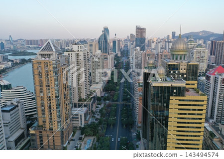 中國福建省溫暖的日落時分,沿海天際線的空拍照片。 中國福建省溫暖的日落時分,沿海天際線的空拍照片。 143494574