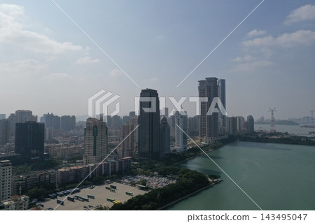 從空中俯瞰廈門沿江的城市天際線。 從空中俯瞰廈門沿江的城市天際線。 143495047
