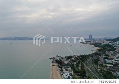 在夕陽西下的黃金時刻,沿海的海濱小鎮,碧藍的大海在你眼前綿延展開。 在夕陽西下的黃金時刻,沿海的海濱小鎮,碧藍的大海在你眼前綿延展開。 143495085